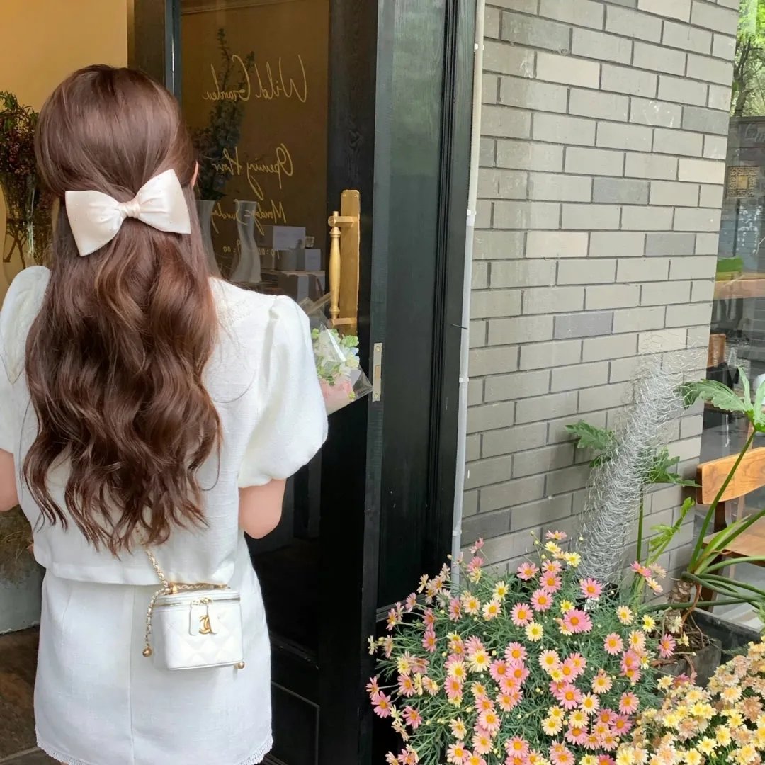 玻璃橱窗中的姑娘